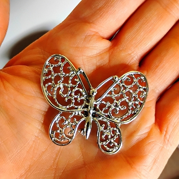 Elegant Silver Leaf Brooch with Crystal Details - Picture 1 of 4